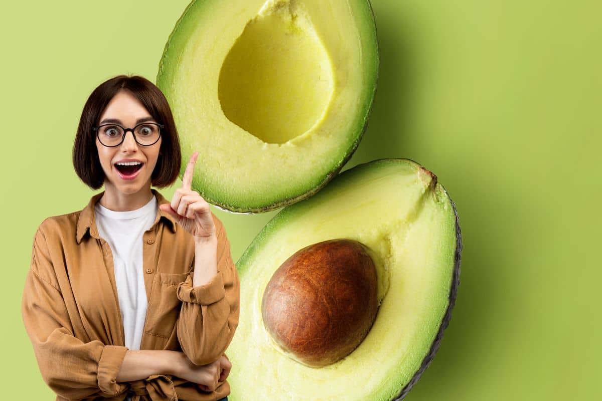 Avocado aperto e donna stupita