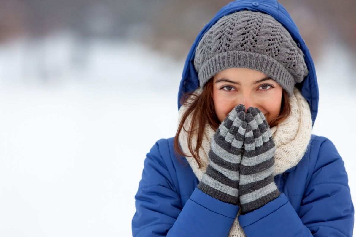 Ragazza in una giornata invernale