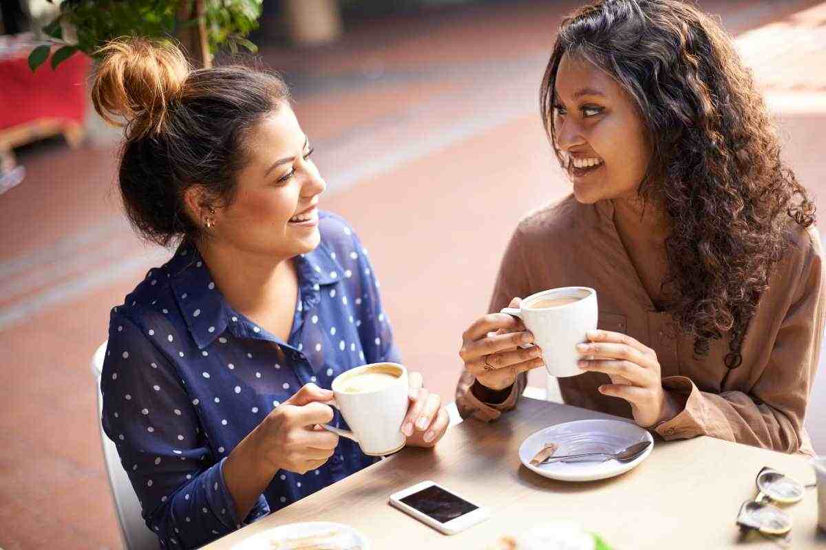 bere caffè in compagnia